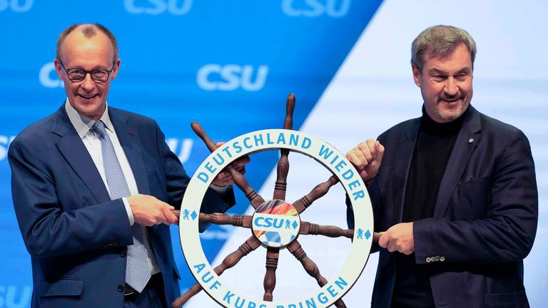 Bayern, Nürnberg: Markus Söder (r, CSU), Ministerpräsident von Bayern, und Friedrich Merz, Kanzlerkandidat und Vorsitzender der CDU, stehen beim kleinen CSU-Parteitag auf der Bühne.