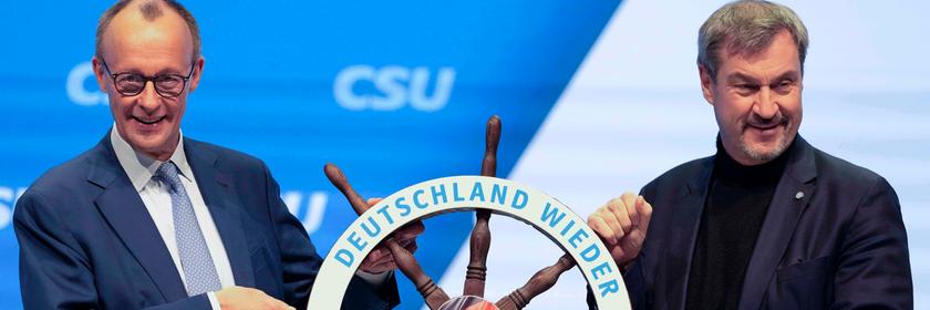 Bayern, Nürnberg: Markus Söder (r, CSU), Ministerpräsident von Bayern, und Friedrich Merz, Kanzlerkandidat und Vorsitzender der CDU, stehen beim kleinen CSU-Parteitag auf der Bühne.