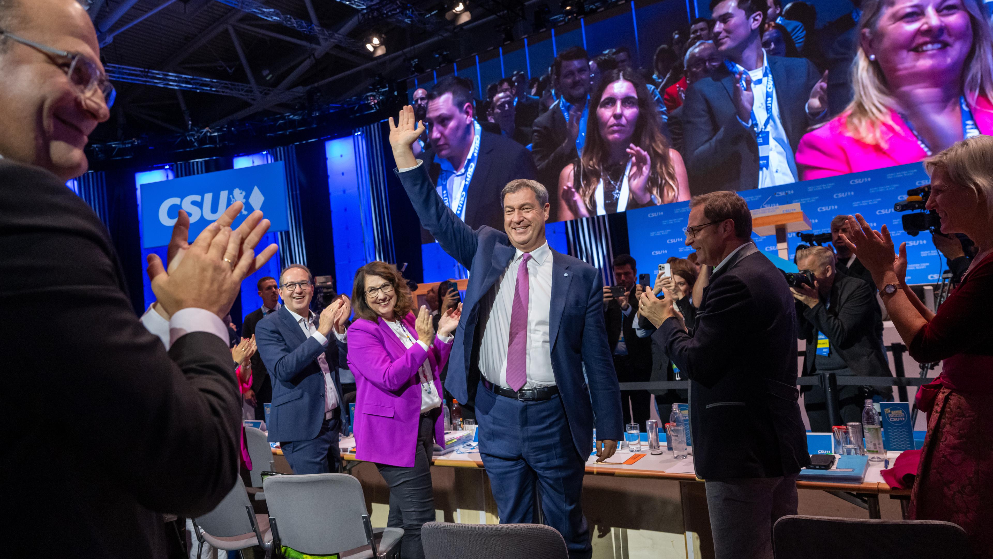 23.09.2023, Bayern, München: Markus Söder, CSU-Parteivorsitzender, jubelt nach seiner erneuten Wahl zum Parteivorsitzenden auf dem Parteitag der CSU. 