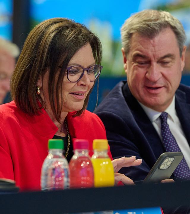 Ilse Aigner (CSU), Präsidentin des bayerischen Landtags, und Markus Söder, CSU-Vorsitzender, sitzen beim CSU-Parteitag nebeneinander und unterhalten sich. 