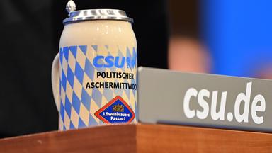 Randmotiv,Bierkrug,Masskrug hinter CSU Schild.