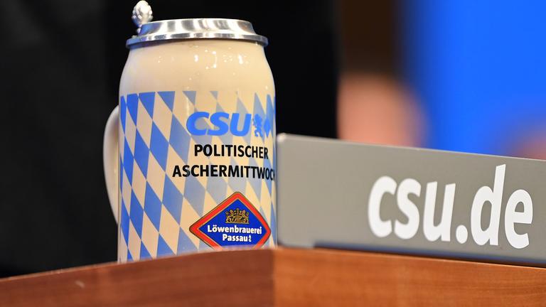 Randmotiv,Bierkrug,Masskrug hinter CSU Schild.