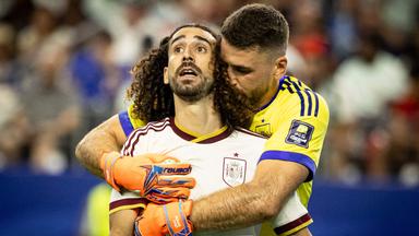 Spaniens Torwart Unai Simón umarmt von hinten Marc Cucurella