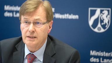 Peter Biesenbach (CDU), ehemaliger Justizminister von Nordrhein-Westfalen, spricht zu Journalisten. 