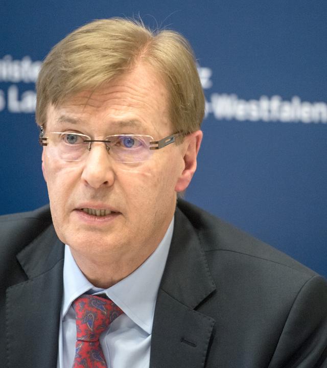 Peter Biesenbach (CDU), ehemaliger Justizminister von Nordrhein-Westfalen, spricht zu Journalisten. 