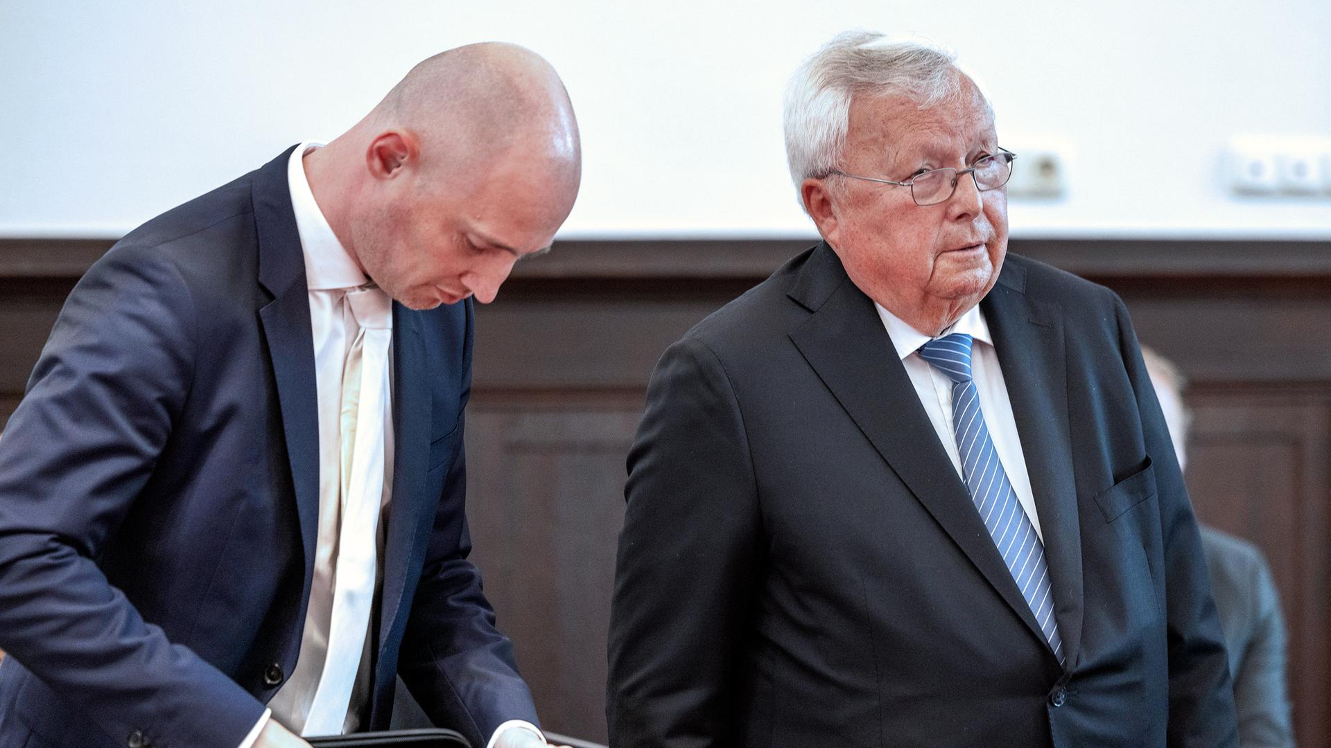 Der Angeklagte Christian Olearius neben seinem Anwalt Rudolf Hübner im Gerichtssaal im Bonner Landgericht