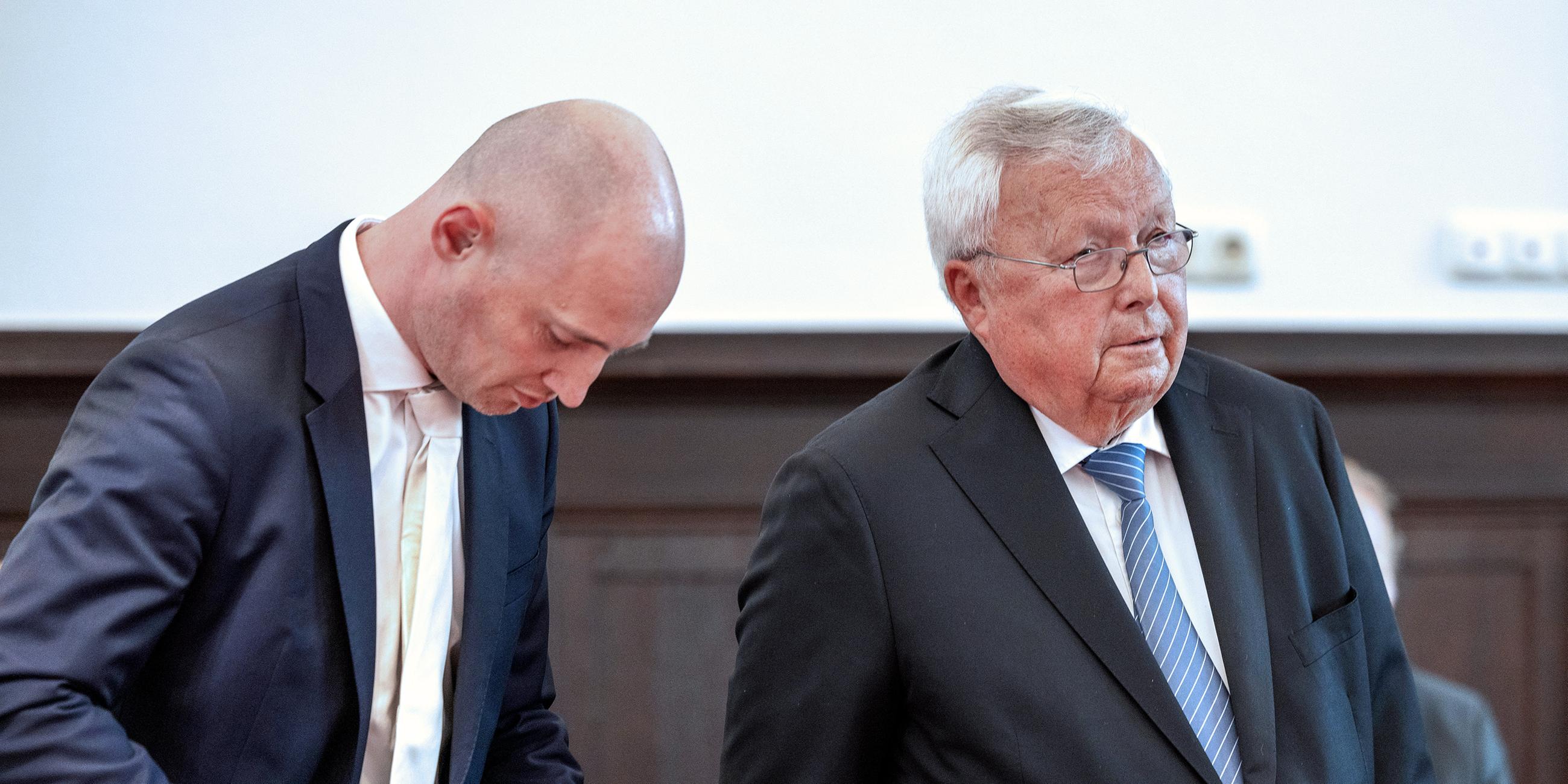 Der Angeklagte Christian Olearius neben seinem Anwalt Rudolf Hübner im Gerichtssaal im Bonner Landgericht