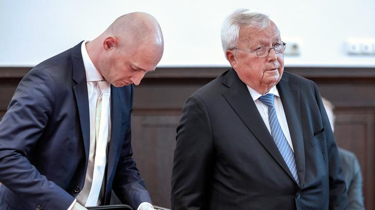 Der Angeklagte Christian Olearius neben seinem Anwalt Rudolf Hübner im Gerichtssaal im Bonner Landgericht