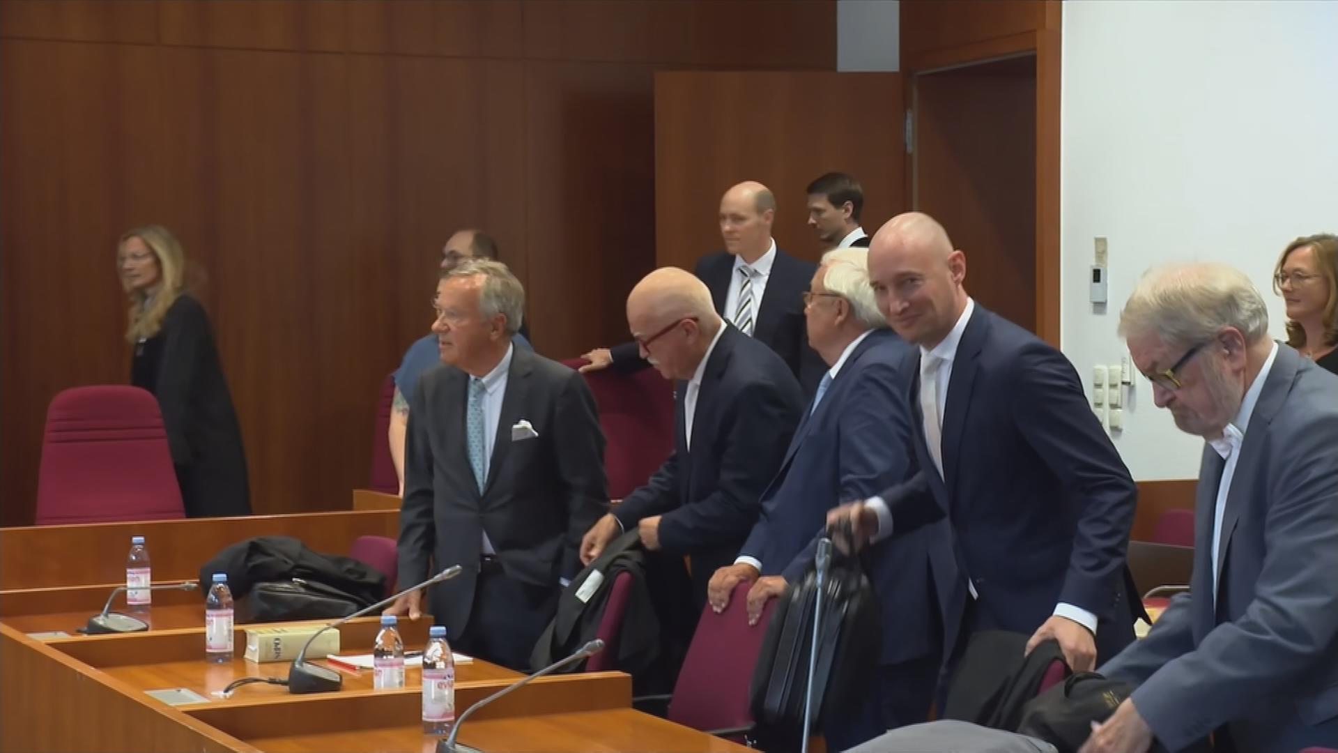Auf dem Bild sieht man einen Gerichtszahl. Darunter Ex Warburg Banker Olearius.