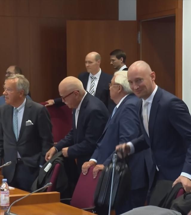 Auf dem Bild sieht man einen Gerichtszahl. Darunter Ex Warburg Banker Olearius.