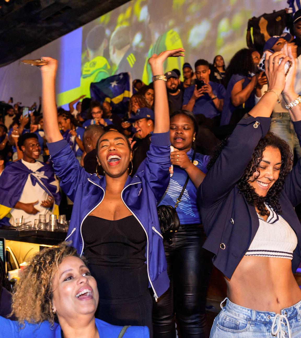 Die Fans von Curaçao feiern, während sie am 18. November 2025 in einem Café in Rotterdam das Qualifikationsspiel zur FIFA-Weltmeisterschaft 2026 zwischen Jamaika und Curaçao verfolgen.