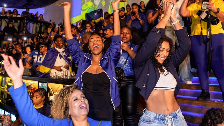Die Fans von Curaçao feiern, während sie am 18. November 2025 in einem Café in Rotterdam das Qualifikationsspiel zur FIFA-Weltmeisterschaft 2026 zwischen Jamaika und Curaçao verfolgen.