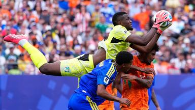 Yahia Fofana (Elfenbeinküste) fängt im WM-Gruppenspiel der FIFA Fußball-WM 2026 gegen Curaçao einen Ball ab.
