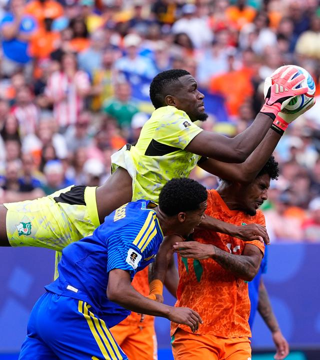 Yahia Fofana (Elfenbeinküste) fängt im WM-Gruppenspiel der FIFA Fußball-WM 2026 gegen Curaçao einen Ball ab.