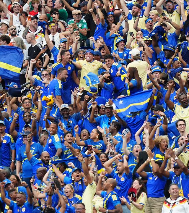 Jublende Fußball-Fans von Curacao im Stadion, alle in blau gekleidet