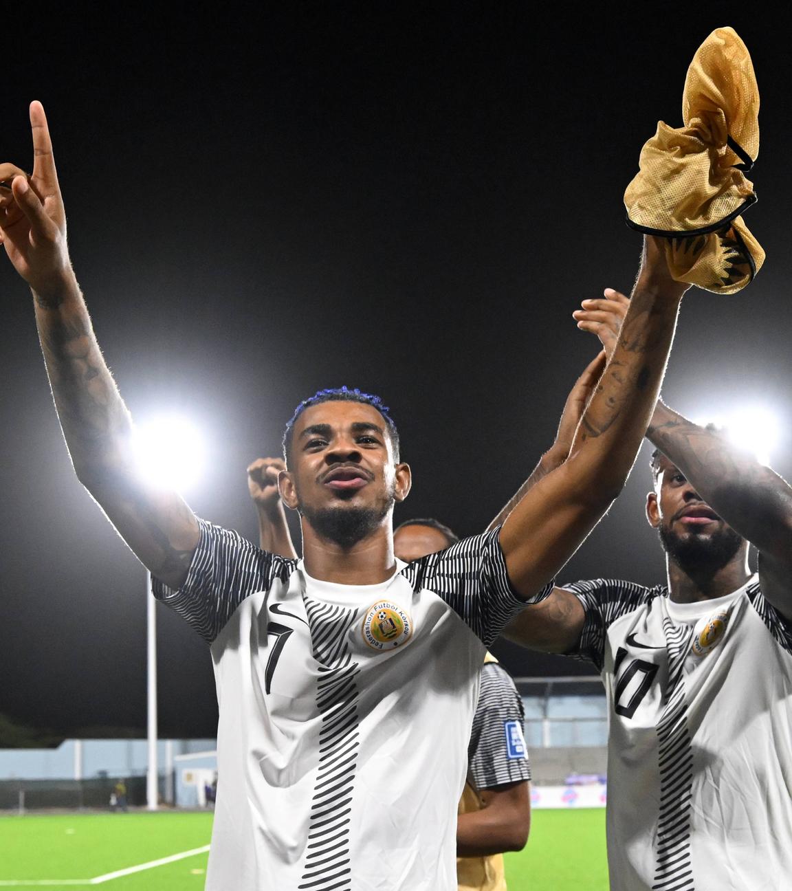 Fußball, WM-Qualifikation: Curaçaos Spieler Juninho Bacuna (links) und Leandro Bacuna feiern den Sieg im Spiel gegen Aruba