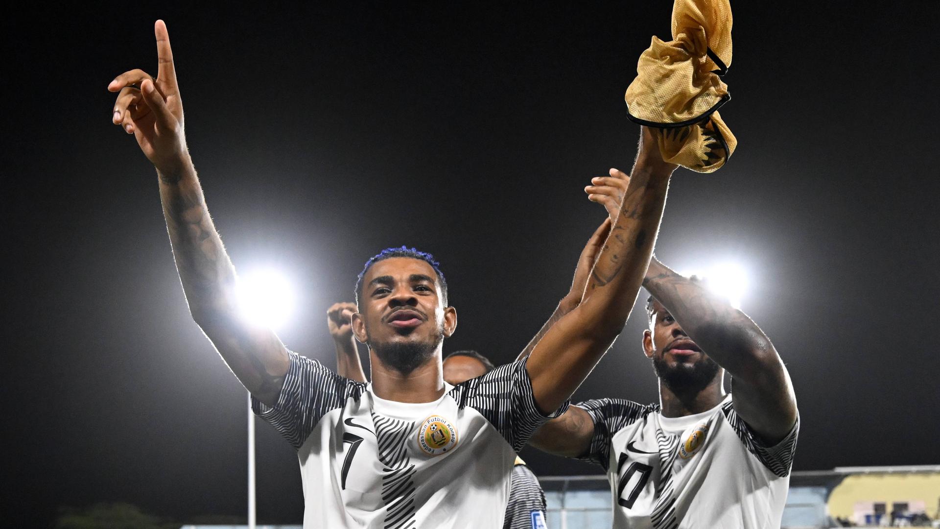 Fußball, WM-Qualifikation: Curaçaos Spieler Juninho Bacuna (links) und Leandro Bacuna feiern den Sieg im Spiel gegen Aruba