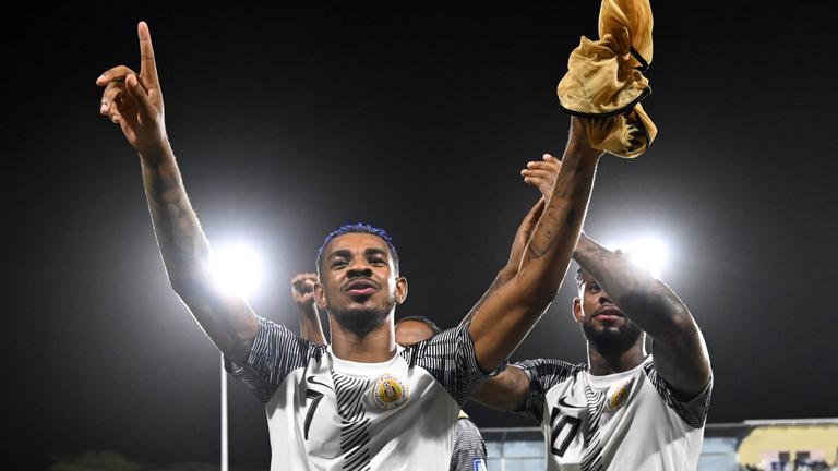 Fußball, WM-Qualifikation: Curaçaos Spieler Juninho Bacuna (links) und Leandro Bacuna feiern den Sieg im Spiel gegen Aruba