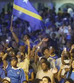 Fans mit Trikots und Fahnen von Curacao.