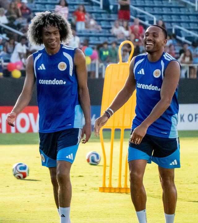 Spieler von Curacao gehen lächelnd vom Platz nach einem Training bei der WM.