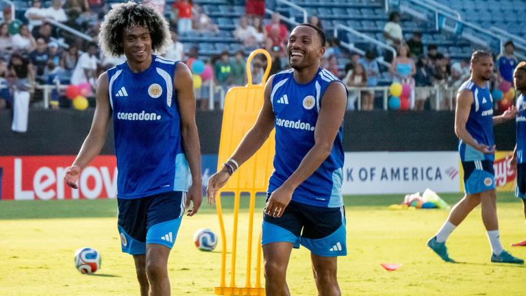 Spieler von Curacao gehen lächelnd vom Platz nach einem Training bei der WM.