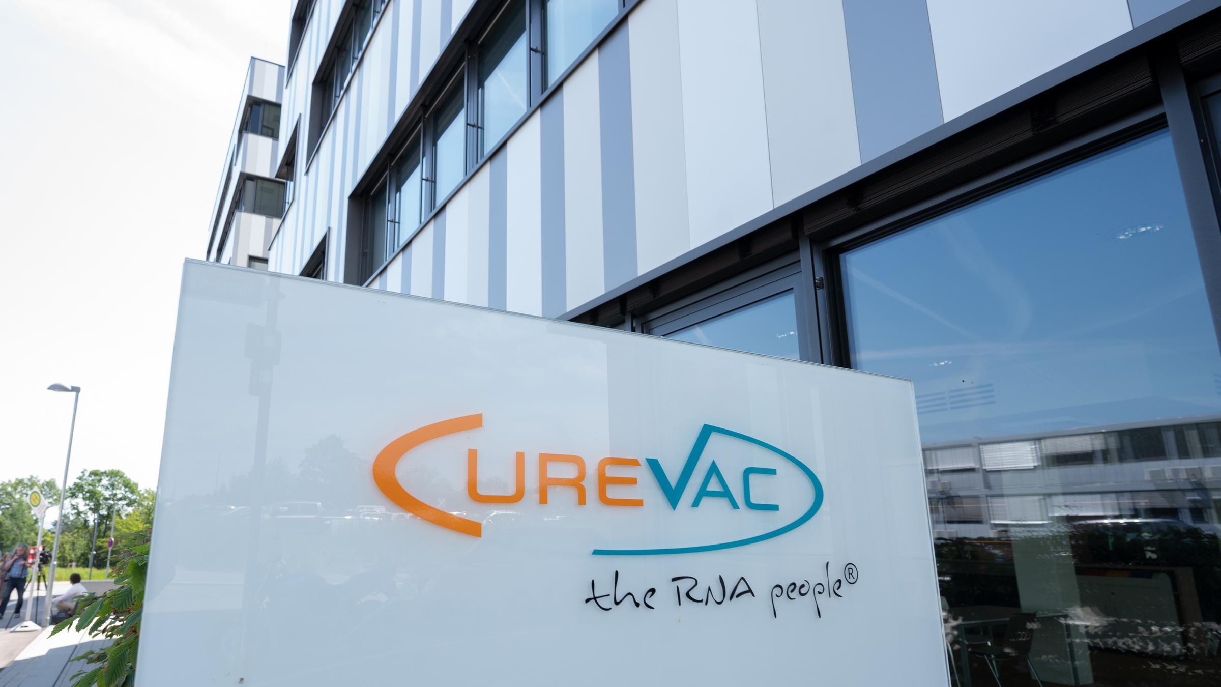 Das Schild vor der Firmenzentrale der Firma CureVac