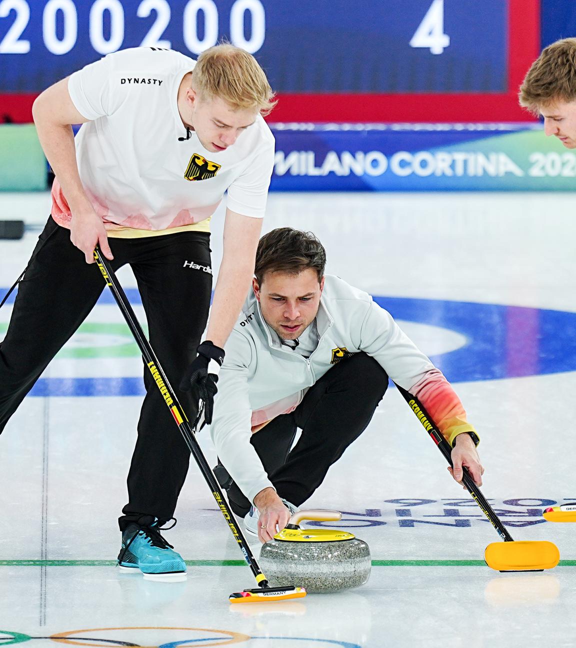 Felix Messenzehl (l-r) Marc Muskatewitz und Johannes Scheuerl (Deutschland) in Aktion bei Olympische Winterspiele Mailand Cortina 2026.