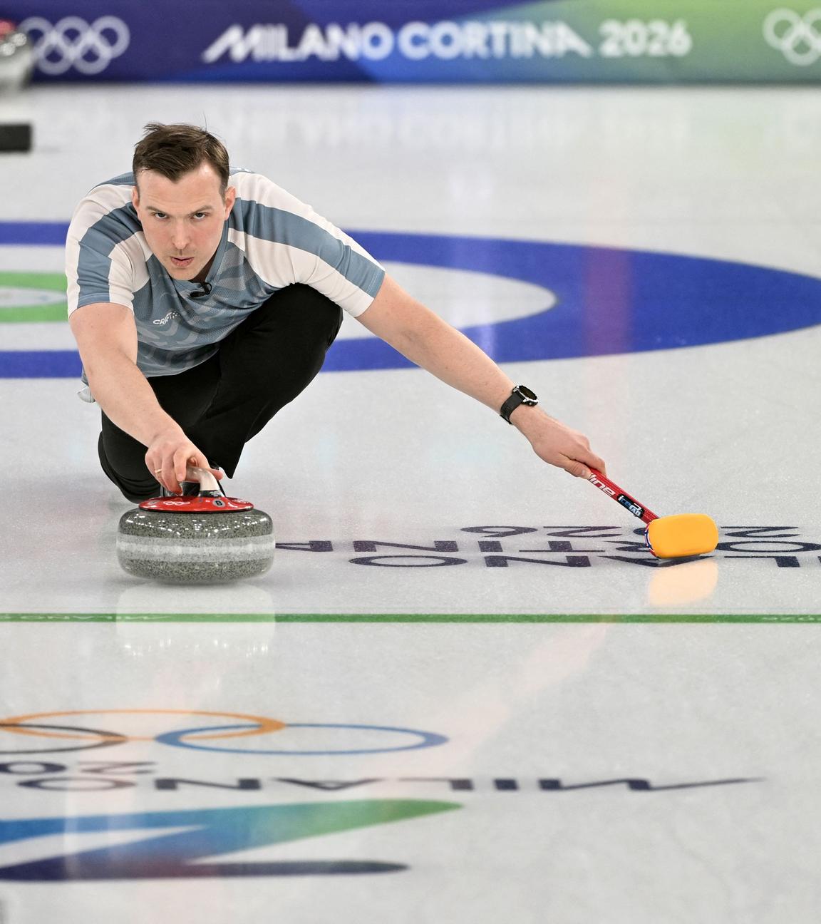 Der norwegische Curler Magnus Nedregotten in Aktion.