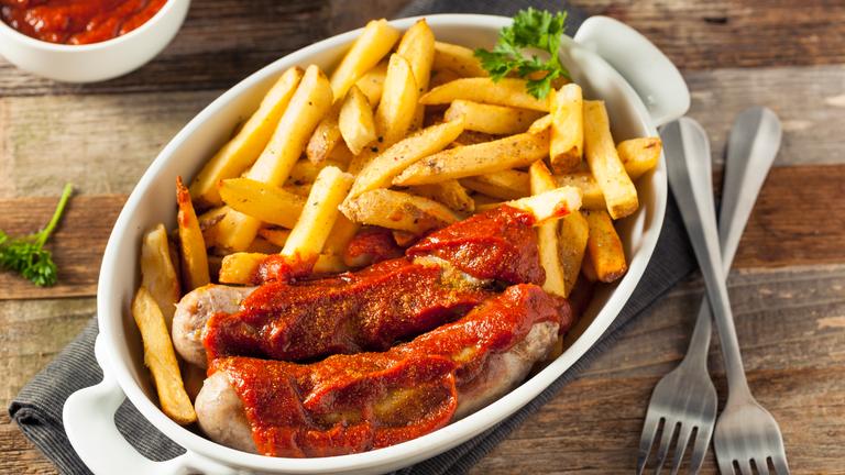 Currywurst mit Kartoffelstiften