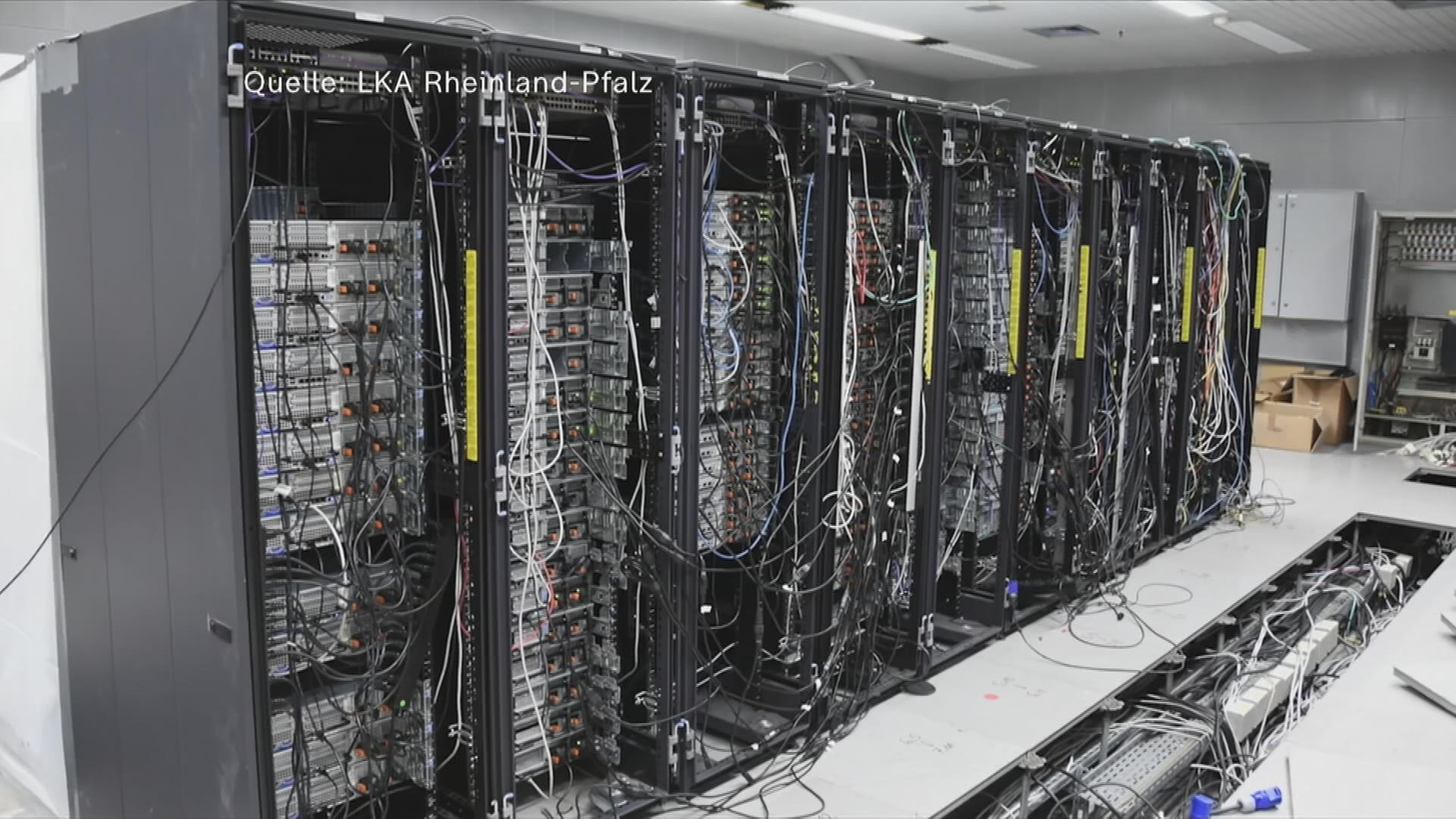 Mehrerer Server nebeneinander in illegalem Rechenzentrum 