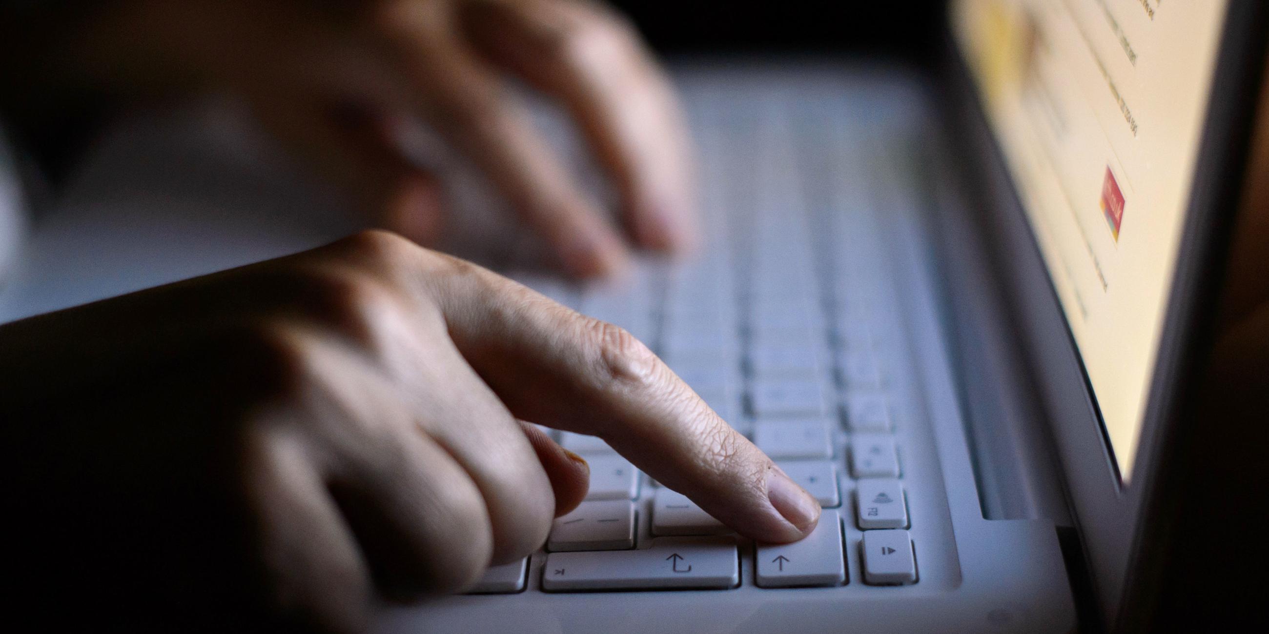 Finger tippen auf einer Tastatur: Auch für die Gruppe "New World Order" sind es oft nur ein paar Klicks. Doch der Schaden ist real.
