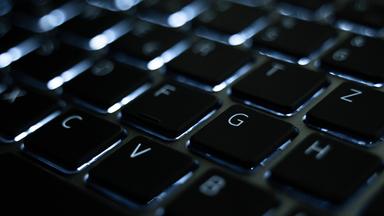 Die beleuchtete Tastatur eines Laptops. 