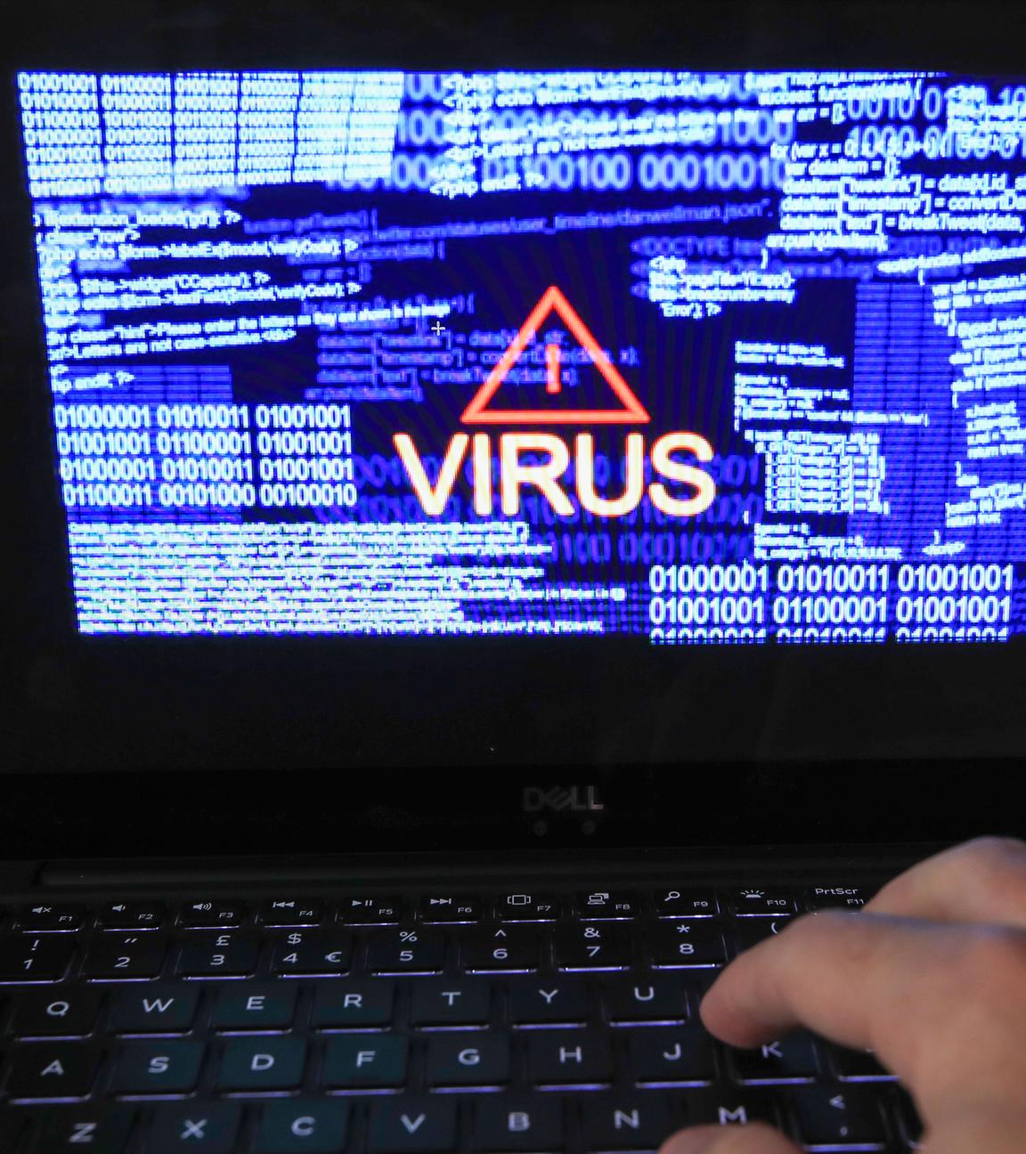 Ein Laptop zeigt eine Virus-Warnung.