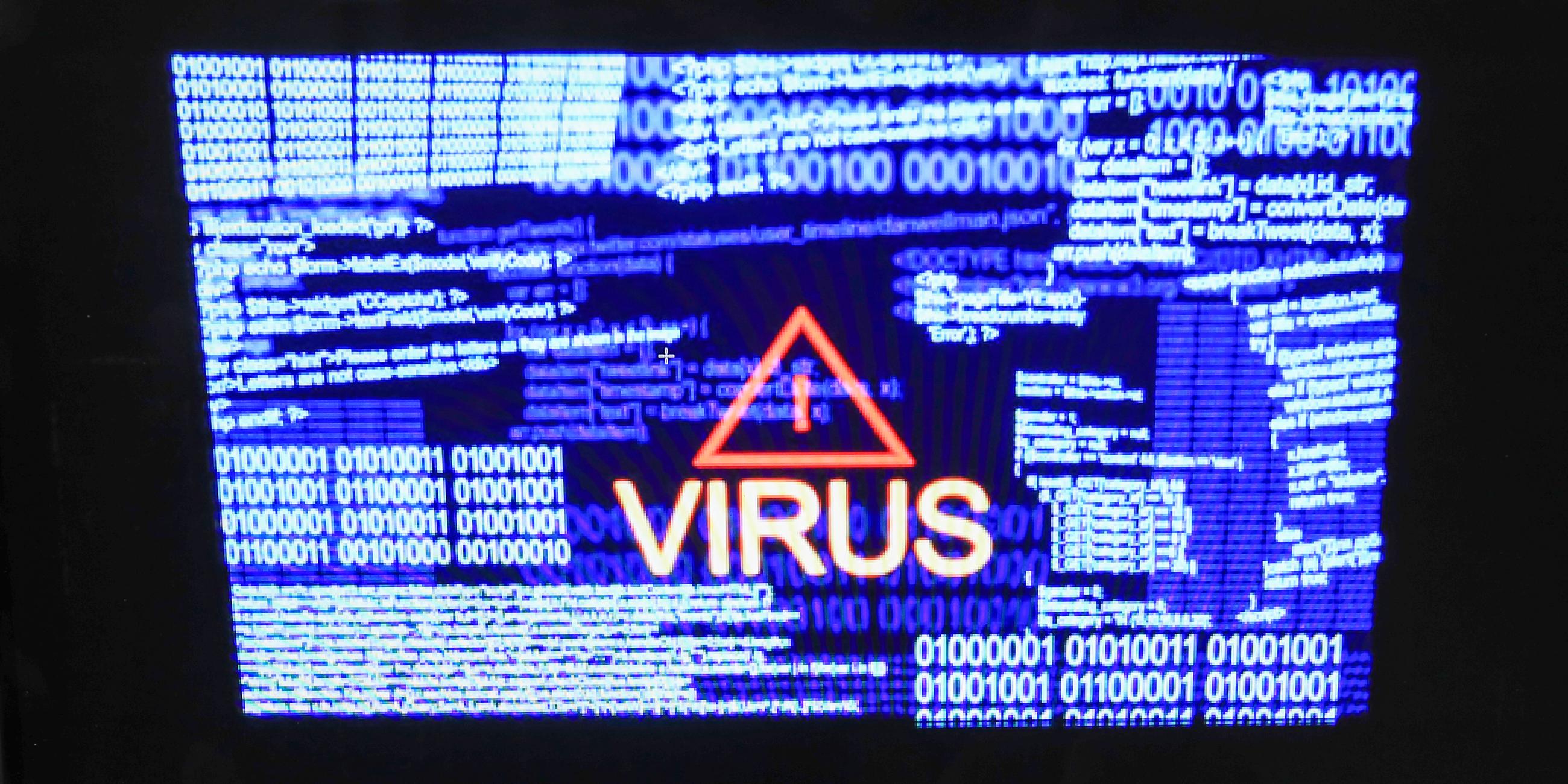 Ein Laptop zeigt eine Virus-Warnung.