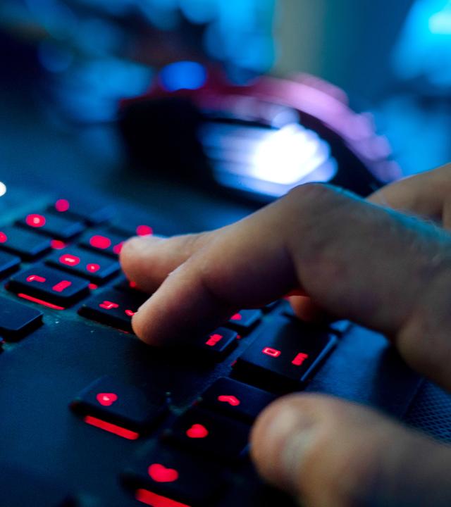 Hand tippt auf einer Computer-Tastaur  (Symbolfoto)