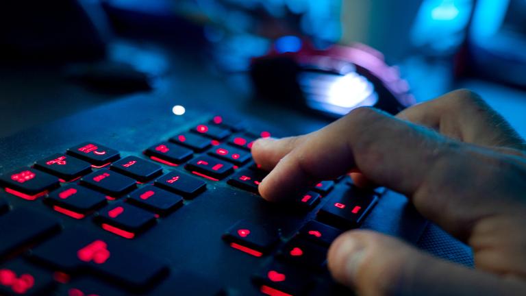 Hand tippt auf einer Computer-Tastaur  (Symbolfoto)