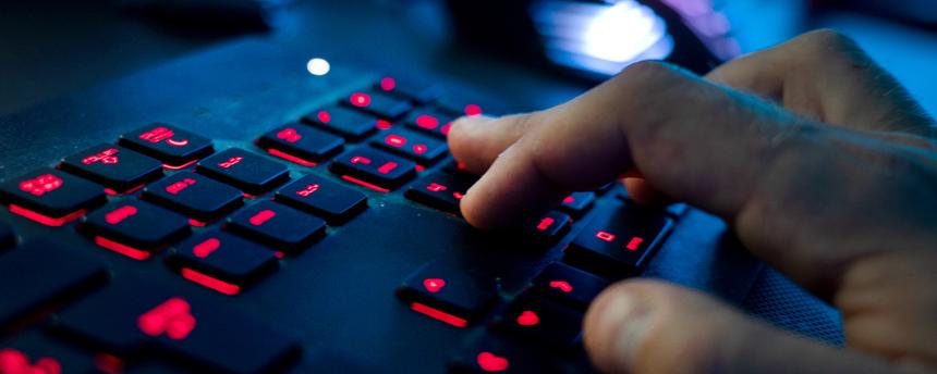 Hand tippt auf einer Computer-Tastaur  (Symbolfoto)