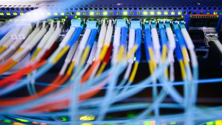 Ein Serverschrank mit blinkenden Lampen und Kabeln steht im Landeskriminalamt Niedersachsen.