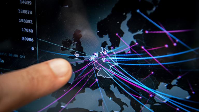 ein Finger deutet auf einer Karte, die Cyberbedrohung anzeigt, aufgenommen am 28.05.2019