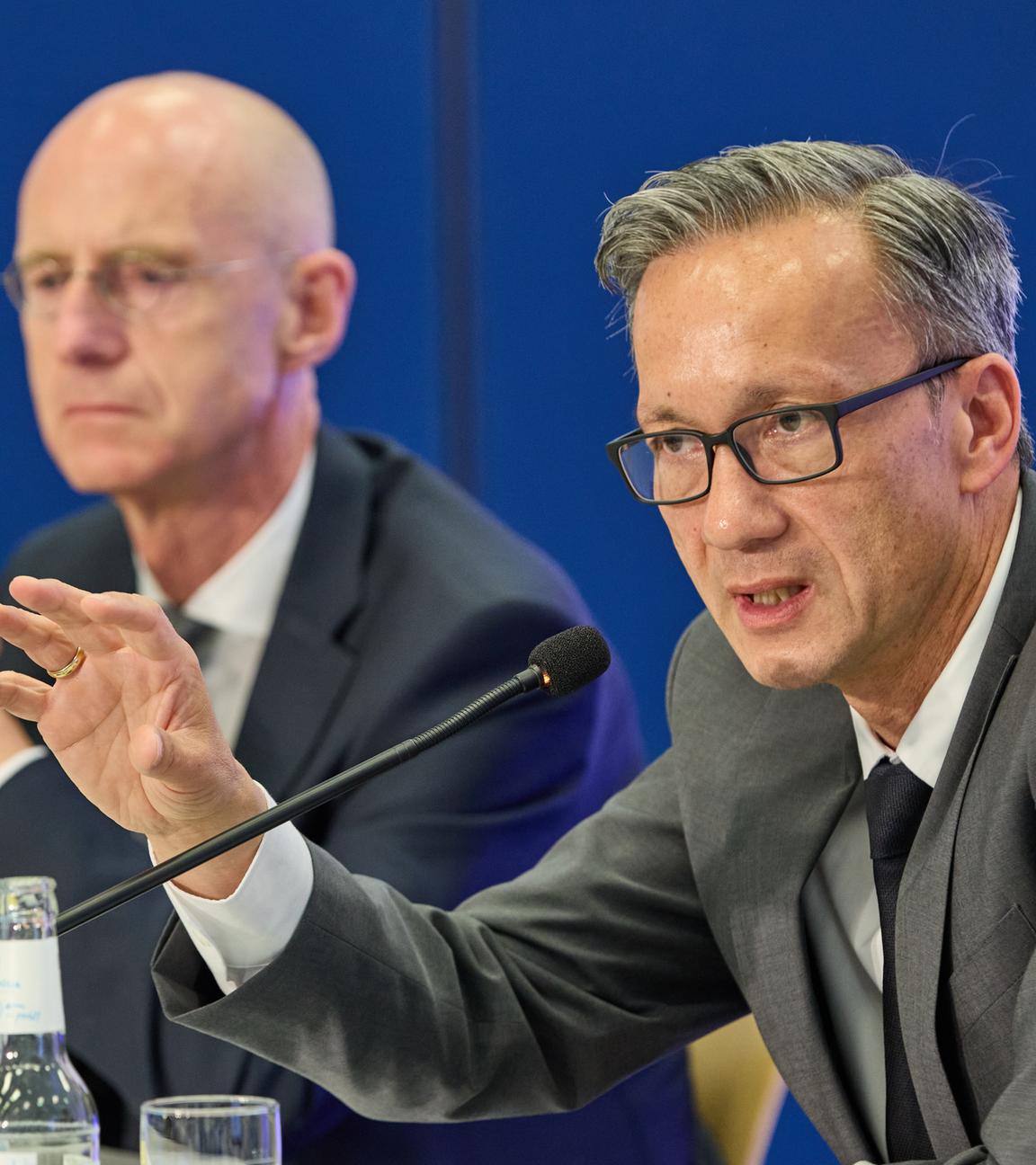 Jörg Fröhlich (l), Generalstaatsanwalt, und Falk Schnabel, Polizeipräsident, geben im Polizeipräsidium eine Pressekonferenz von Polizei und Generalstaatsanwaltschaft.