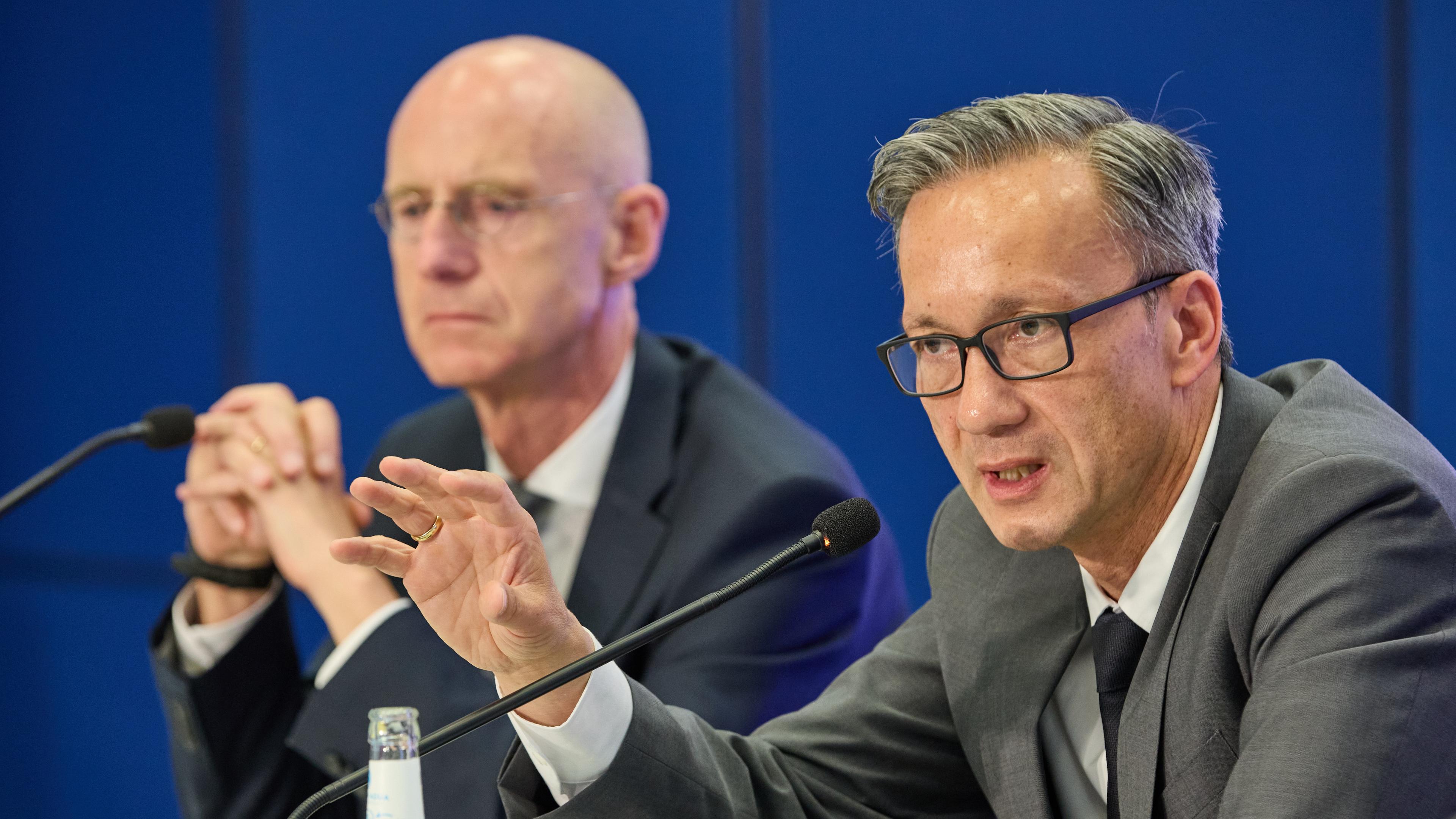 Jörg Fröhlich (l), Generalstaatsanwalt, und Falk Schnabel, Polizeipräsident, geben im Polizeipräsidium eine Pressekonferenz von Polizei und Generalstaatsanwaltschaft.