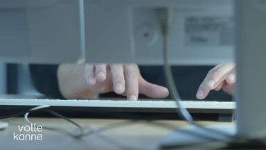 Cyberkriminallität in Deutschland: Frau tippt auf Tastatur
