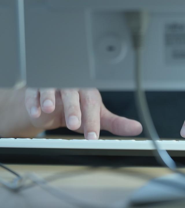Cyberkriminallität in Deutschland: Frau tippt auf Tastatur