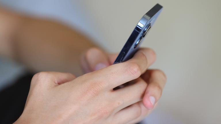 Jugendliche Hände halten Smartphone