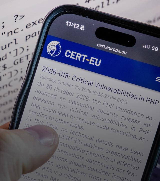 Die Website von Computer Emergency Response Team for the EU Institutions, Bodies and Agencies (CERT-EU) ist auf einem Smartphone zu sehen.