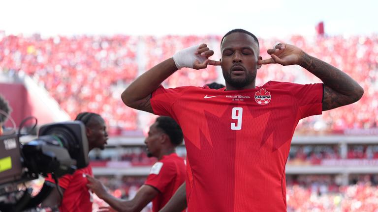 Der Kanadier Cyle Larin jubelt bei der Fußball-WM