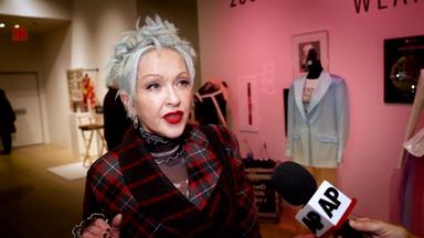 Cyndi Lauper gibt ein Interview in der Ausstellung zur Versteigerung