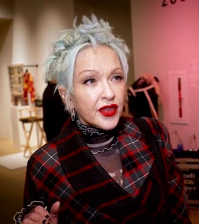 Cyndi Lauper gibt ein Interview in der Ausstellung zur Versteigerung