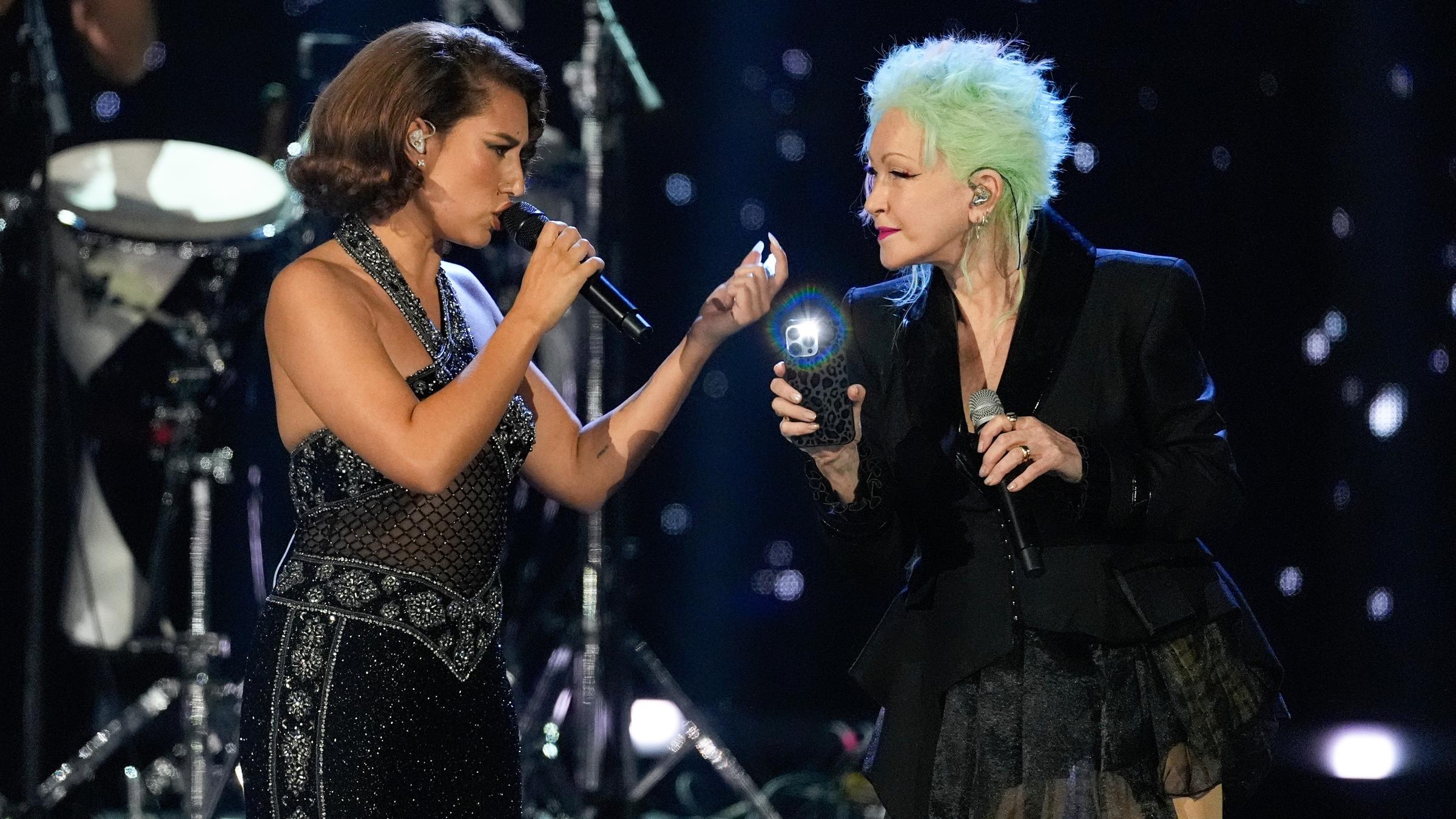 USA, Los Angeles: Raye (l) und Cyndi Lauper treten während der 2025 Rock and Roll Hall of Fame Induction Ceremony in Los Angeles auf.