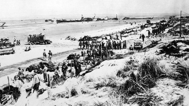 Soldaten der alliierten Streitkräfte, die an der Landungsoperation zur Bekämpfung der deutschen Wehrmacht im Rahmen des Zweiten Weltkriegs beteiligt waren